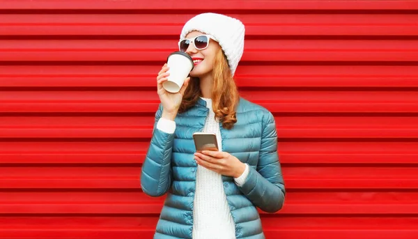 Ritratto Giovane Donna Sorridente Con Telefono Tazza Caffè Con Giacca — Foto Stock