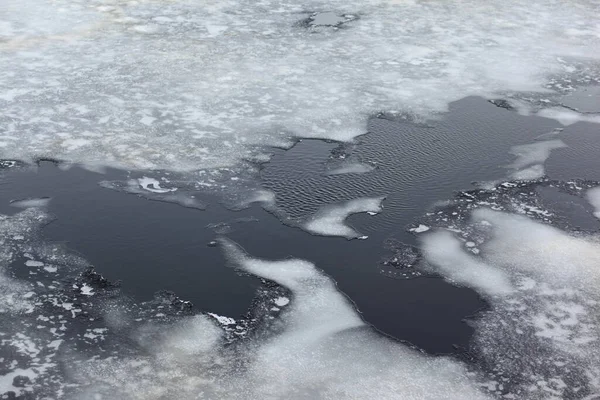 凍結した海 冬の寒さの背景 空中トップビューの水の上に砕いた氷の流れ — ストック写真