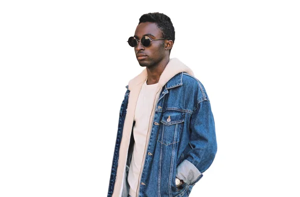 Портрет Стильного Молодого Африканца Джинсовой Куртке Белом Фоне — стоковое фото