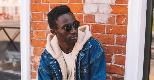 Retrato Elegante Jovem Africano Modelo Vestindo Jaqueta Ganga Posando Uma — Fotografia de Stock