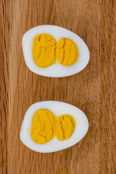 Нарезанное яйцо с двумя желтками на деревянном фоне, 8 марта — стоковое фото