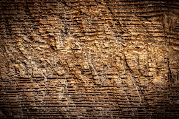 Brauner Retro-Hintergrund aus altem verwittertem Massivholz mit Schlitzen, abgedunkelten Kanten — Stockfoto