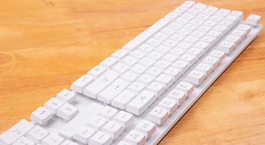 Klavyede yazan kadın ofis çalışanı