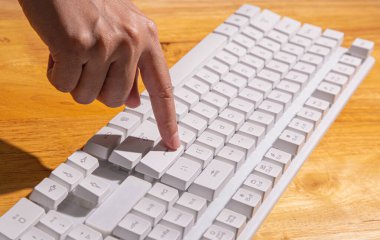 Klavyede yazan kadın ofis çalışanı