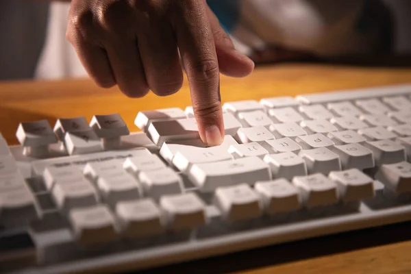 Trabalhadora Escritório Sexo Feminino Digitando Teclado — Fotografia de Stock