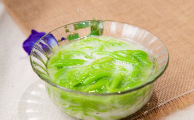 Lod Chong Thai tatlıları hindistan cevizi şuruplu pirinç unundan yapılır Tayland tatlıları ve geleneksel tatlı manzarası