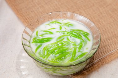 Lod Chong Thai tatlıları hindistan cevizi şuruplu pirinç unundan yapılır Tayland tatlıları ve geleneksel tatlı manzarası