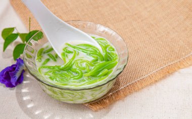 Lod Chong Thai tatlıları hindistan cevizi şuruplu pirinç unundan yapılır Tayland tatlıları ve geleneksel tatlı manzarası