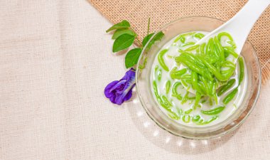 Lod Chong Thai tatlıları hindistan cevizi şuruplu pirinç unundan yapılır Tayland tatlıları ve geleneksel tatlı manzarası