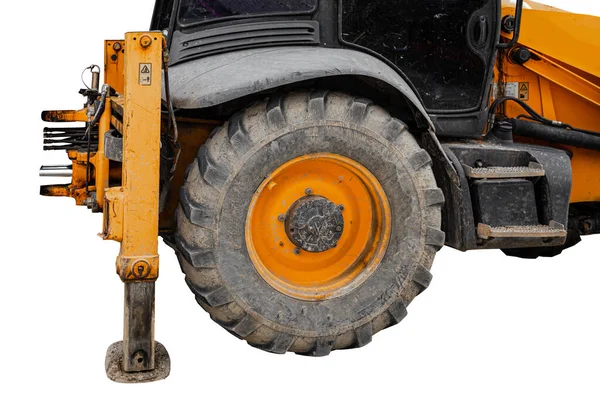 Yol Kenarında Yer Değiştiren Toprak Seviyesindeki Traktör Arabasının Lastik Tekerlekleri — Stok fotoğraf