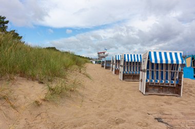 Yalnız plaj ahşap hasır sandalyeler Baltık Denizi, Almanya