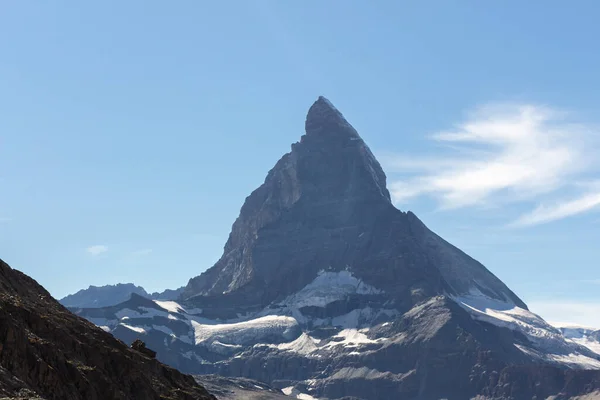 Matterhorn Mountain με λευκό χιόνι και μπλε ουρανό το καλοκαίρι στην Ελβετία — Φωτογραφία Αρχείου