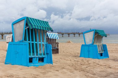Yalnız plaj ahşap hasır sandalyeler Baltık Denizi, Almanya