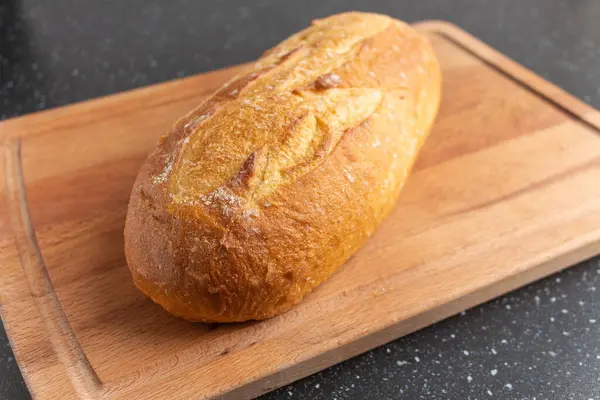 Pane bianco fresco sul tagliere di legno marrone — Foto Stock