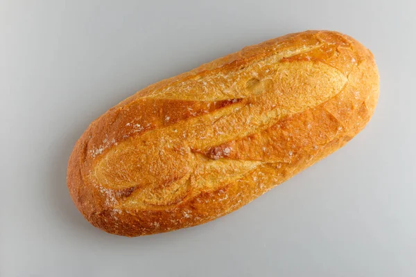 Pão branco fresco no fundo branco luz natural — Fotografia de Stock