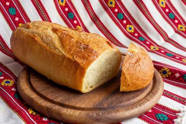 갈색 나무 도마 위에 얇게 썬 빵을 얹은 신선 한 흰 빵 — 스톡 사진