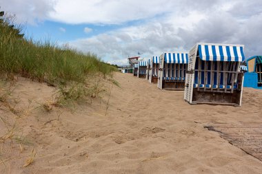Yalnız plaj ahşap hasır sandalyeler Baltık Denizi, Almanya