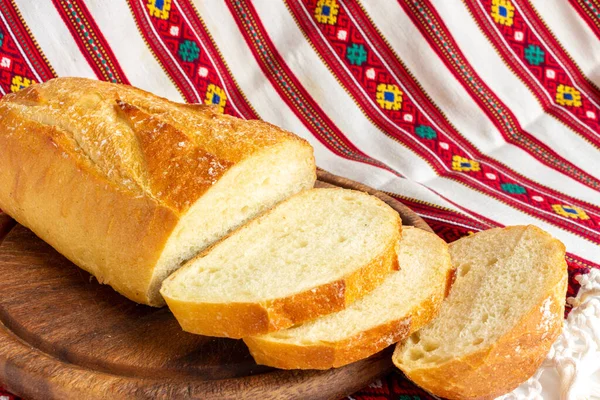 Pão Branco Fresco Placa Corte Madeira Marrom Com Pedaços Pão — Fotografia de Stock