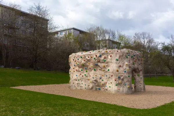 Tırmanan kaya duvar, el ve ayaklar için kavrama ve halat parkın dışında.