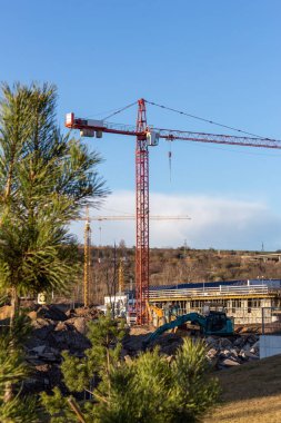 İnşaat alanında yağmur yağıyor. İnşaat arkaplanı