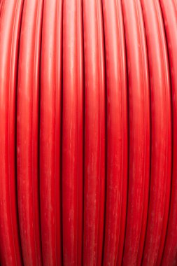 Makaradaki kırmızı kablo bobine yakın.