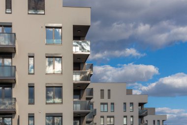 Yeni Avrupa modern karmaşık güzel daireli ev Mortgage günbatımı üzerinde bina düz