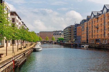 Güneşli bir bahar gününde modern apartman binası Kopenhag 'ın bir banliyösü.,