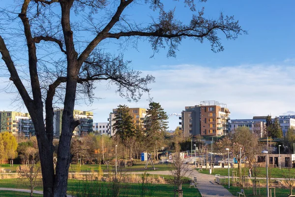 modern mimari konut parkı olan apartmanlar