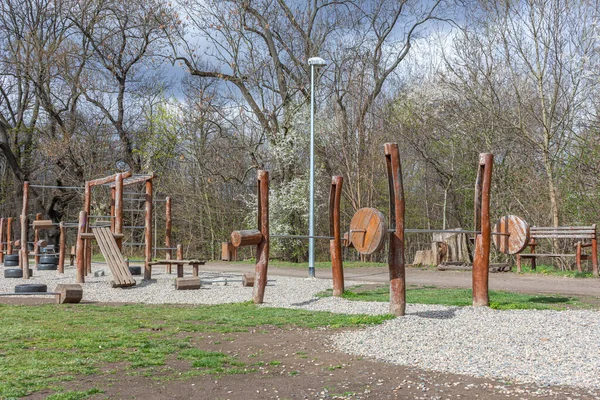 公共公園での屋外ジムフィットネス木製スポーツ機器 — ストック写真