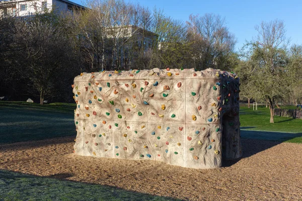 Tırmanan kaya duvar, el ve ayaklar için kavrama ve halat parkın dışında.