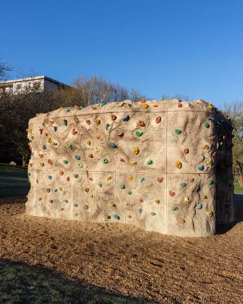 Tırmanan kaya duvar, el ve ayaklar için kavrama ve halat parkın dışında.