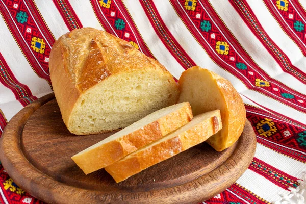 Pão Branco Fresco Placa Corte Madeira Marrom Com Pedaços Pão — Fotografia de Stock