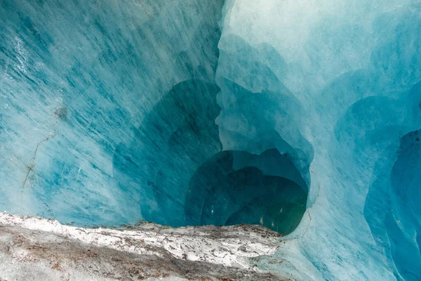 Cueva Hielo Azul Cubierta Nieve — Foto de Stock