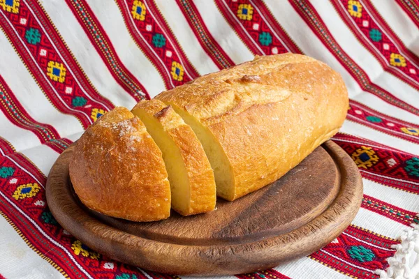 Φρέσκο Λευκό Ψωμί Καφέ Ξύλο Κοπής Σκάφους Φέτες Ψωμιού — Φωτογραφία Αρχείου