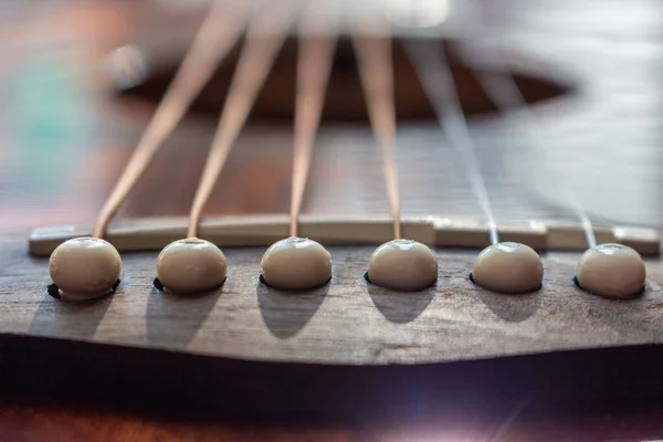 Ponte Guitarra Acústica Com Pinos Cordas Perto Com Foco Superficial — Fotografia de Stock