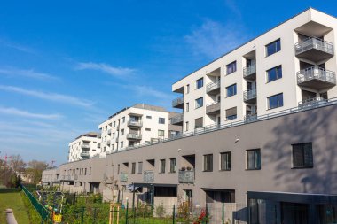 Yeni Avrupai modern kompleks güzel apartman dairesi. Gün batımı bulutu üzerinde bina havası.