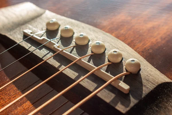 Most Gitara Akustyczna Jednym Pinezki Struny Zbliżyć Selektywnej Płytkiej Ostrości — Zdjęcie stockowe