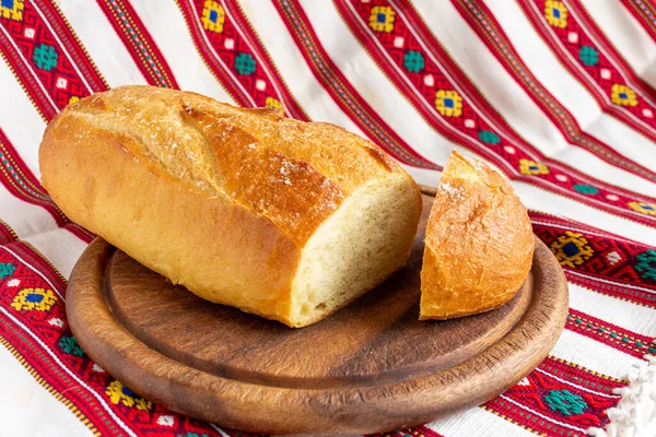 Vers Wit Brood Bruin Hout Snijplank Met Gesneden Stukken Brood — Stockfoto