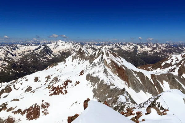 山頂から見たアルプスのメインチェーン上の山の雪のパノラマ Sexegertenspize Blue Sky Tyrol Alps Austria — ストック写真