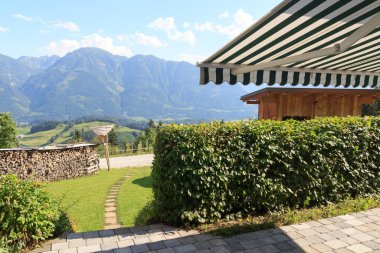 Avusturya, Salzburgerland 'da dağ kulübesinden mavi gökyüzü olan Alplere Panorama Manzarası