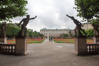 Avusturya 'nın Salzburg şehrinin tarihi merkezinde bahçeli ve heykelleri olan Mirabell Sarayı