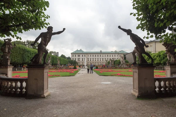 Avusturya 'nın Salzburg şehrinin tarihi merkezinde bahçeli ve heykelleri olan Mirabell Sarayı