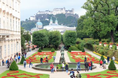 Mirabell Sarayı manzaralı bahçe, Hohensalzburg Kalesi ve Avusturya 'nın Salzburg kentinin tarihi merkezi.