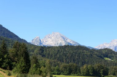 Alp dağı Watzmann ve Berchtesgaden, Almanya 'da mavi gökyüzü manzaralı bir panorama.