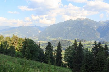 Salzburgerland, Avusturya 'da Alp Dağları ve mavi gökyüzü ile Panorama Manzarası