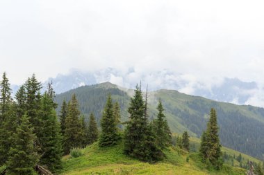 Avusturya, Salzburgerland 'da Alp dağları ve bulutlarıyla Panorama Manzarası