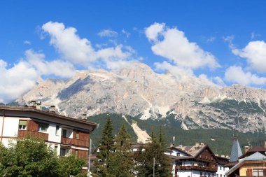 Cima Tofana Dağı manzaralı Cortina d 'Ampezzo, İtalya' daki evler