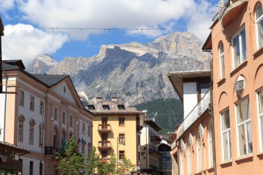 Cima Tofana Dağı manzaralı Cortina d 'Ampezzo, İtalya' daki evler