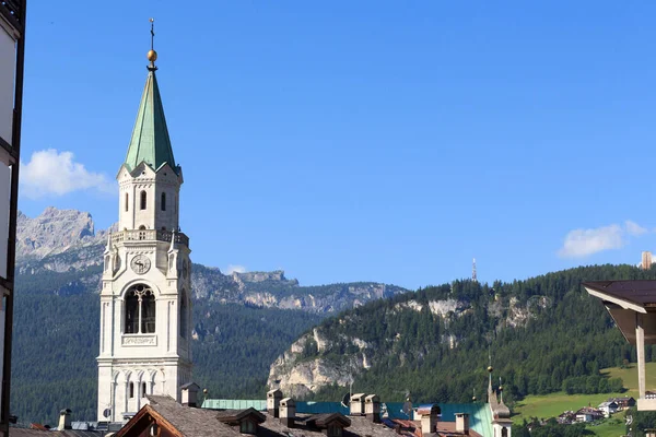 Basílica Iglesia Campanario Vista Panorámica Montaña Cortina Ampezzo Italia — Foto de Stock
