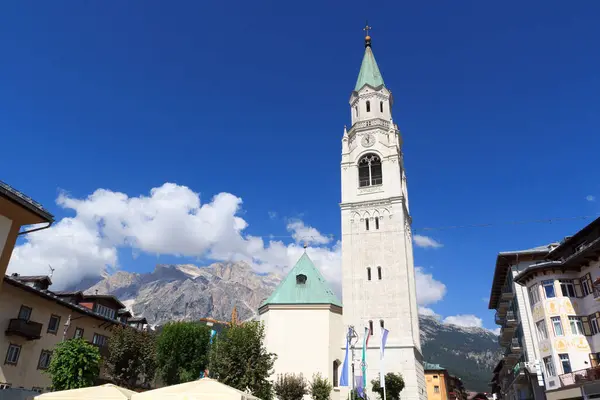 Basílica Iglesia Campanario Vista Panorámica Montaña Cortina Ampezzo Italia — Foto de Stock
